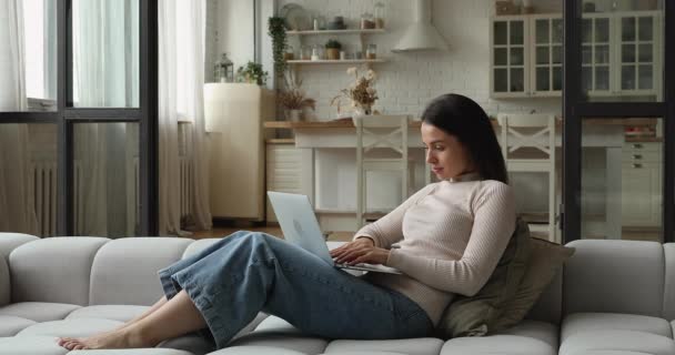 Donna finire di lavorare sul computer portatile che si estende indietro con le braccia sollevate — Video Stock