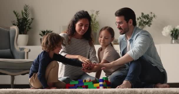 Feliz ligação casal brincando com adoráveis crianças pequenas. — Vídeo de Stock