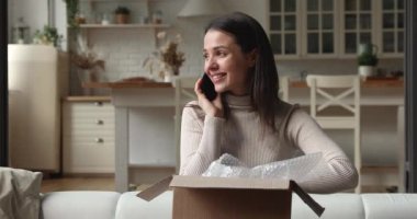 Kadın telefon aracılığıyla gelen hediye için teşekkür ederim.