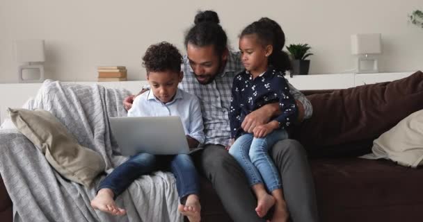 Africano pai solteiro passar o tempo com crianças pequenas usando laptop — Vídeo de Stock