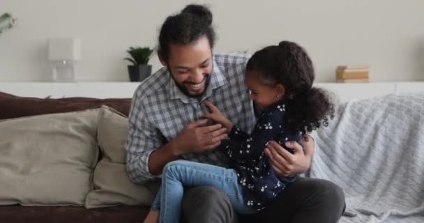 Afrikansk dotter och pappa spelar kittlande och skrattar — Stockvideo