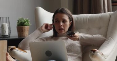 Akıllı telefonu olan genç bir kadın arkadaşına sesli mesaj gönderiyor.