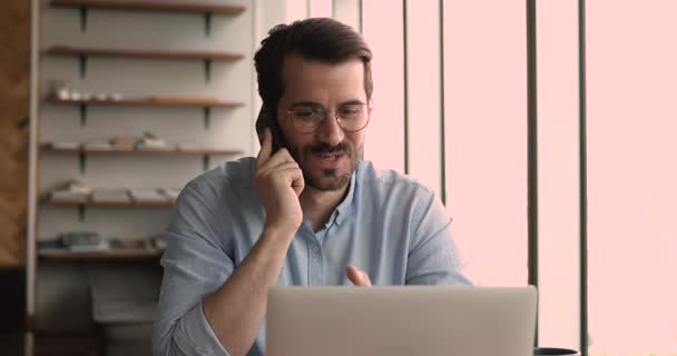 Empresario sentarse en el lugar de trabajo hablar con el cliente por teléfono — Vídeo de stock