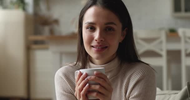 Nahaufnahme Porträt der schönen verträumten Frau mit Teetasse — Stockvideo