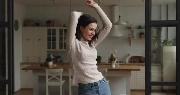 Hermosa joven activa bailando sola en casa — Vídeo de stock