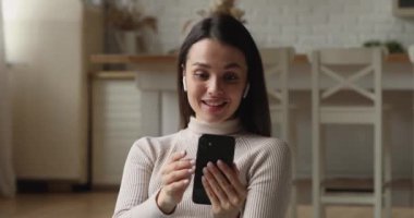 Kadın akıllı telefon ve video çağrı uygulaması kullanarak ailesiyle konuşuyor