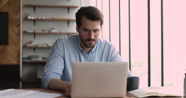 Biznesmen patrzy na ekran laptopa zły przez niespodziewany błąd systemu — Wideo stockowe