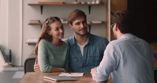 Realitní kancelář klienti handshake pocit spokojenosti s pronajímaný dům — Stock video