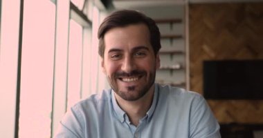 Vesikalık portre işadamı iş arkadaşıyla konuşuyor. Video çağrısı kullan.