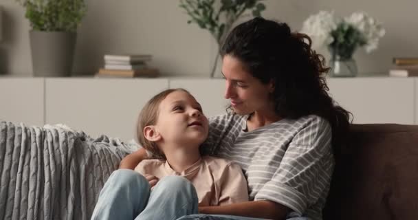 Amar joven hermosa madre disfrutando relajado fin de semana tiempo con hija. — Vídeos de Stock