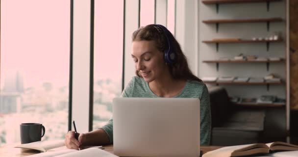 Los estudiantes usan auriculares se comunican con el tutor en línea por videollamada — Vídeos de Stock