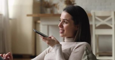Elinde akıllı telefon tutan kadın hoparlörde kişisel bir konuşma yapıyor.