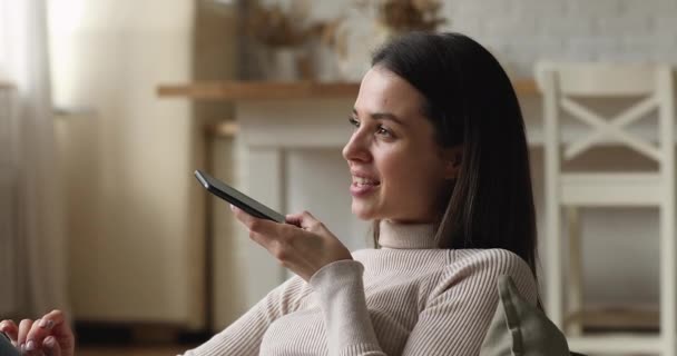 Mujer sosteniendo teléfono inteligente plomo conversación personal en el altavoz — Vídeos de Stock