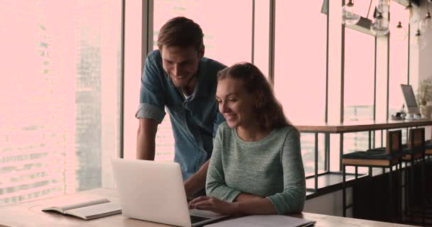 Mentor ajuda a estagiar com o aplicativo de software corporativo no laptop — Vídeo de Stock