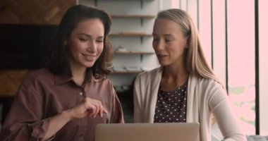 Danışman eğitmen stajyer bilgisayar kullanarak yardımcı olur.