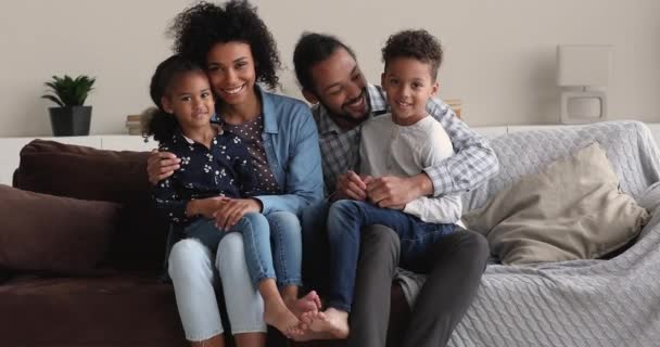 Etnia africana casal brincar com crianças bonitos em casa — Vídeo de Stock