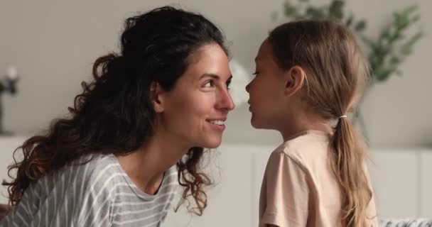 Lycklig liten förskola flicka dela hemlighet med mamma. — Stockvideo