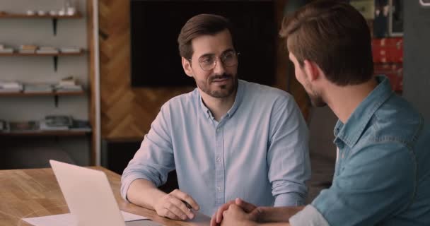 İki başarılı iş adamı resmi iş toplantısında görüşmelere liderlik ediyor — Stok video