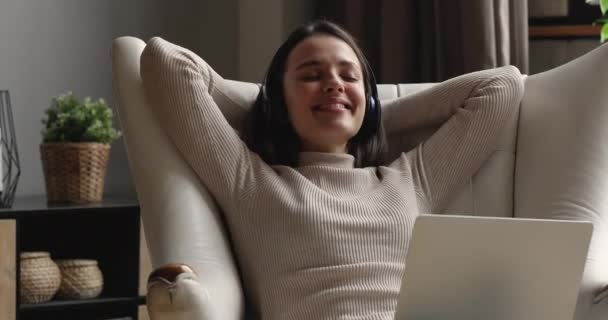 女性フィニッシュ研究音楽を聞きながらリラックス上のアームチェア — ストック動画