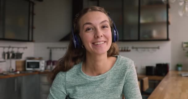 Mulher usar fones de ouvido mão onda ter conversa por videocall — Vídeo de Stock