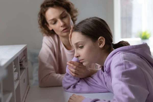 Mãe afetuosa dando apoio psicológico à filha deprimida. — Fotografia de Stock