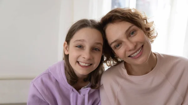 Retrato de familia cariñosa sonriente de dos generaciones. — Foto de Stock