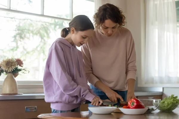 Vinculación madre y adolescente hija cocinar juntos. — Foto de Stock