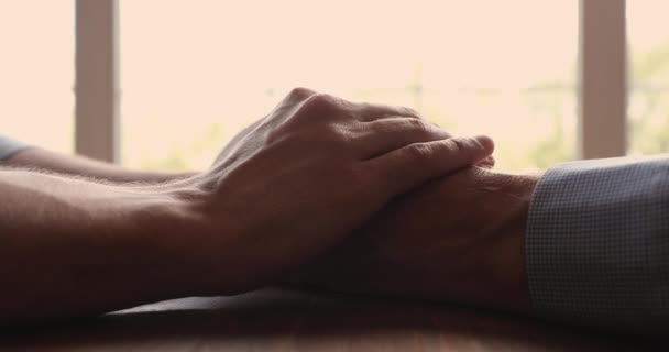 Anak dewasa menyentuh tangan ayah yang sudah tua, pandangan tertutup — Stok Video