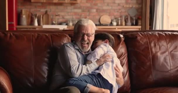 Živě 65s dědeček bavit hrát s malým vnukem — Stock video