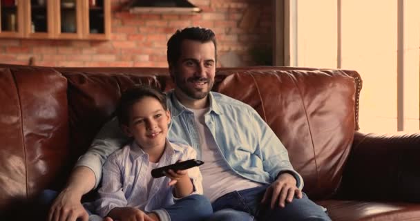 Pequeño niño relajarse ver la televisión en línea con el padre joven — Vídeo de stock