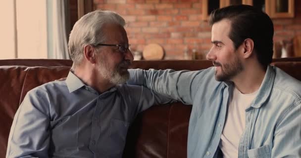 Verouderde vader zijn volwassen zoon lachen maken vuisten stoten gebaar — Stockvideo