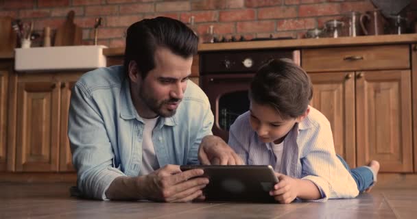 Kleine jongen brengen weekend met papa in de keuken met tablet — Stockvideo