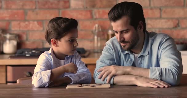 Joven padre y pequeño hijo inteligente jugar damas juego — Vídeos de Stock