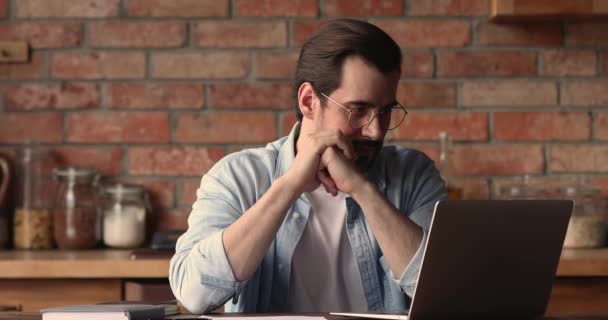 Concentrado hombre serio pensativo de trabajo en el ordenador portátil — Vídeos de Stock