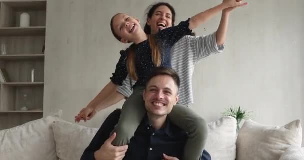 Casal e pequena filha se divertindo em casa — Vídeo de Stock