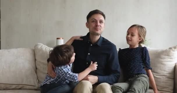 Młody kochający tata grać z piękne dzieci — Wideo stockowe