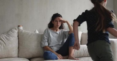 Huzursuz gürültücü küçük çocuklar etrafta yorgun ve sinirli bir anne gibi koşuşturuyorlar.