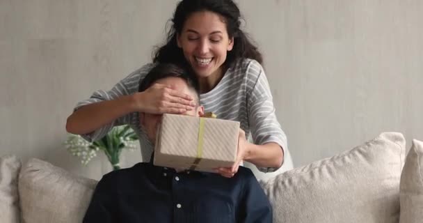 快乐的丈夫从心爱的妻子那里接过礼品盒 — 图库视频影像