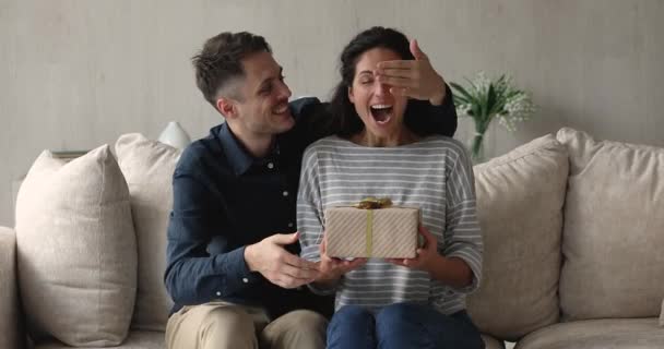Boldog feleség ajándékdobozt kap szerető férjétől. — Stock videók