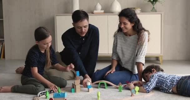 Fuld familie lege sammen træ jernbane derhjemme – Stock-video