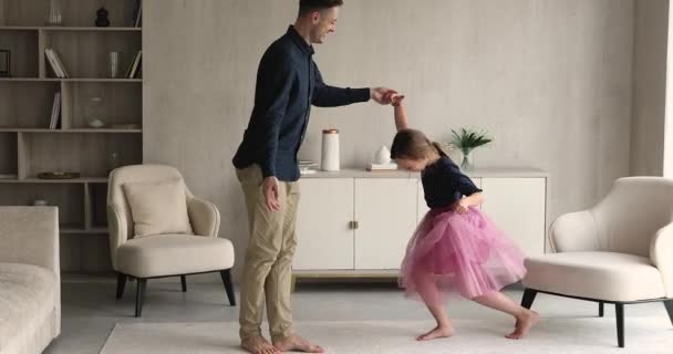 Pai amoroso e filha bonita dançando na sala de estar — Vídeo de Stock