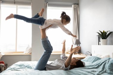 Mutlu anne, küçük kızınla iyi eğlenceler.