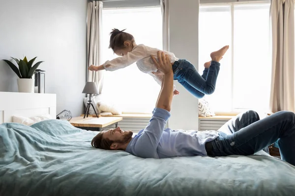 Gelukkig vader bezig met grappige spel met kleine dochter — Stockfoto