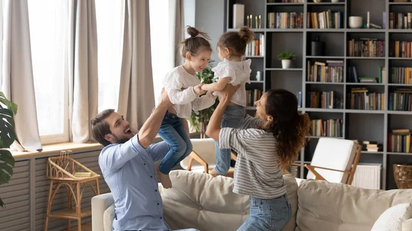 Çok mutlu ebeveynler küçük kızlarıyla eğleniyor.