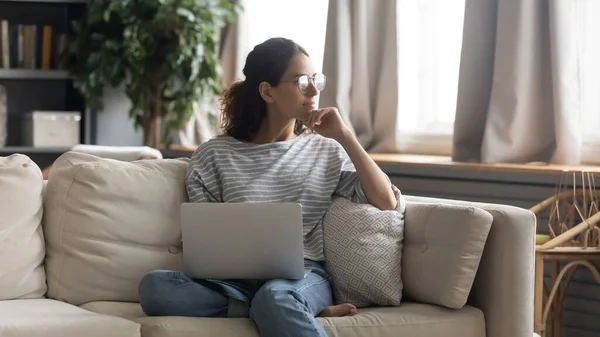 Pensive kobieta praca na laptopie myślenia rozmyślanie — Zdjęcie stockowe