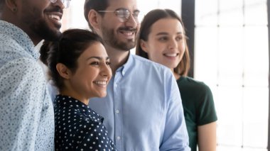 Farklı ırktan milenyum işçileri başarılı bir projeyi kutluyor.