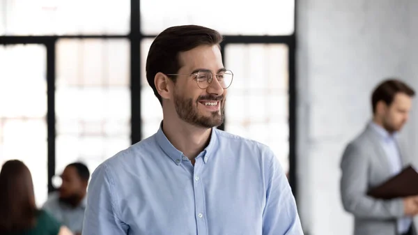 Porträtt av lycklig framgångsrik start ledare bär glasögon — Stockfoto