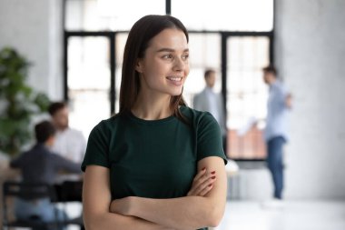 Mutlu genç bayan takım liderinin portresi, gelecek planı.