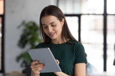 Tablet bilgisayarında eğitim uygulaması kullanan mutlu öğrenci kız.