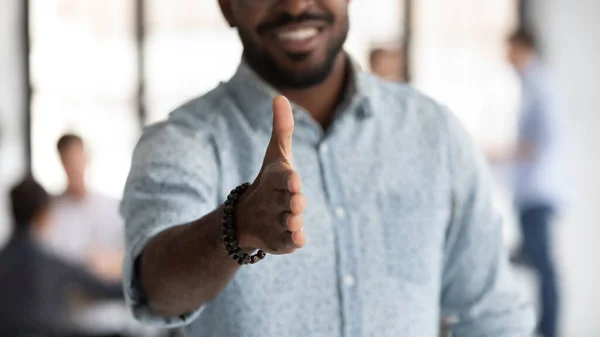Glad blandad ras arbetsgivare eller företagare välkomnande för handslag — Stockfoto